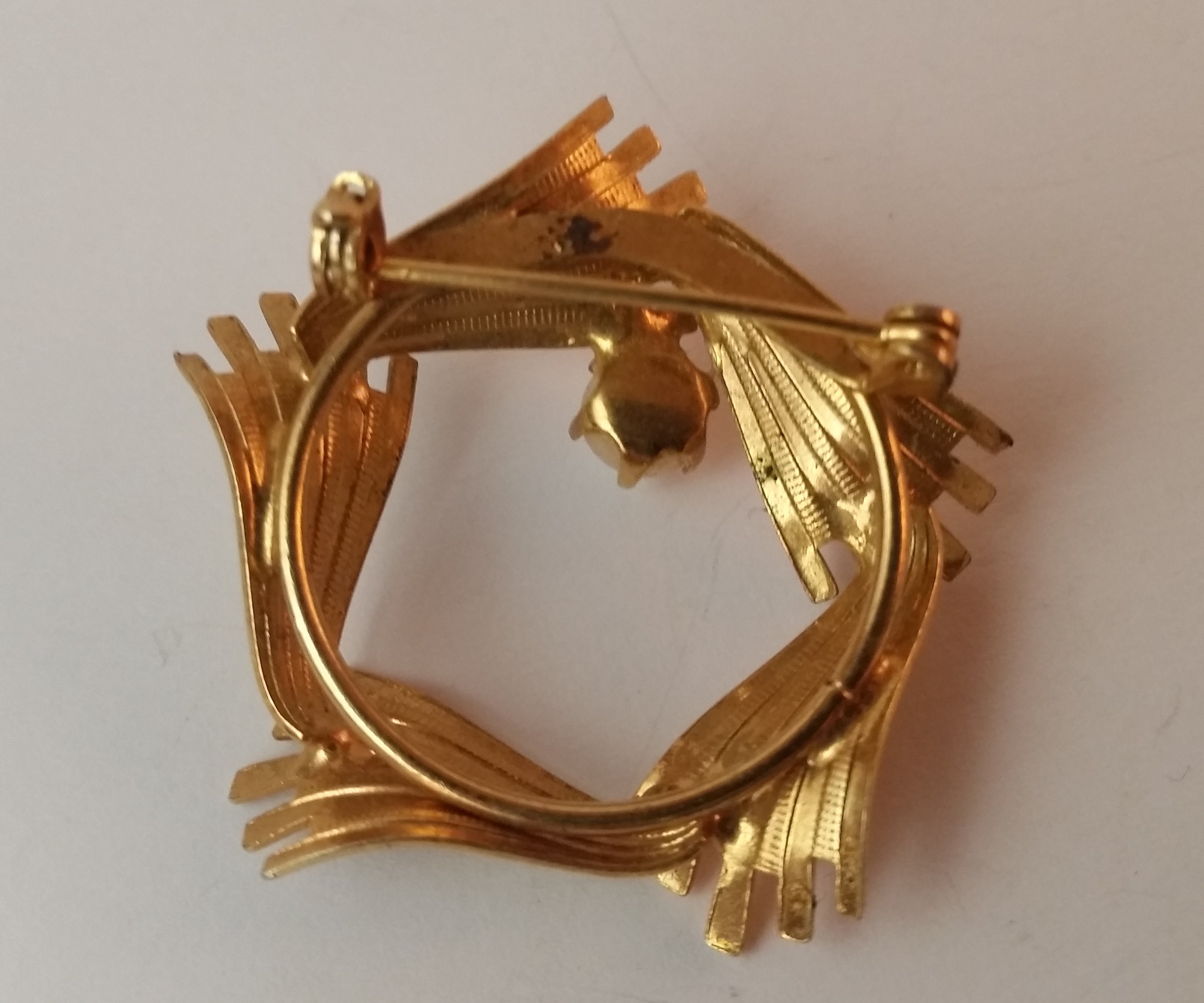 Vintage Pearl Gold Tone Wreath Brooch 2