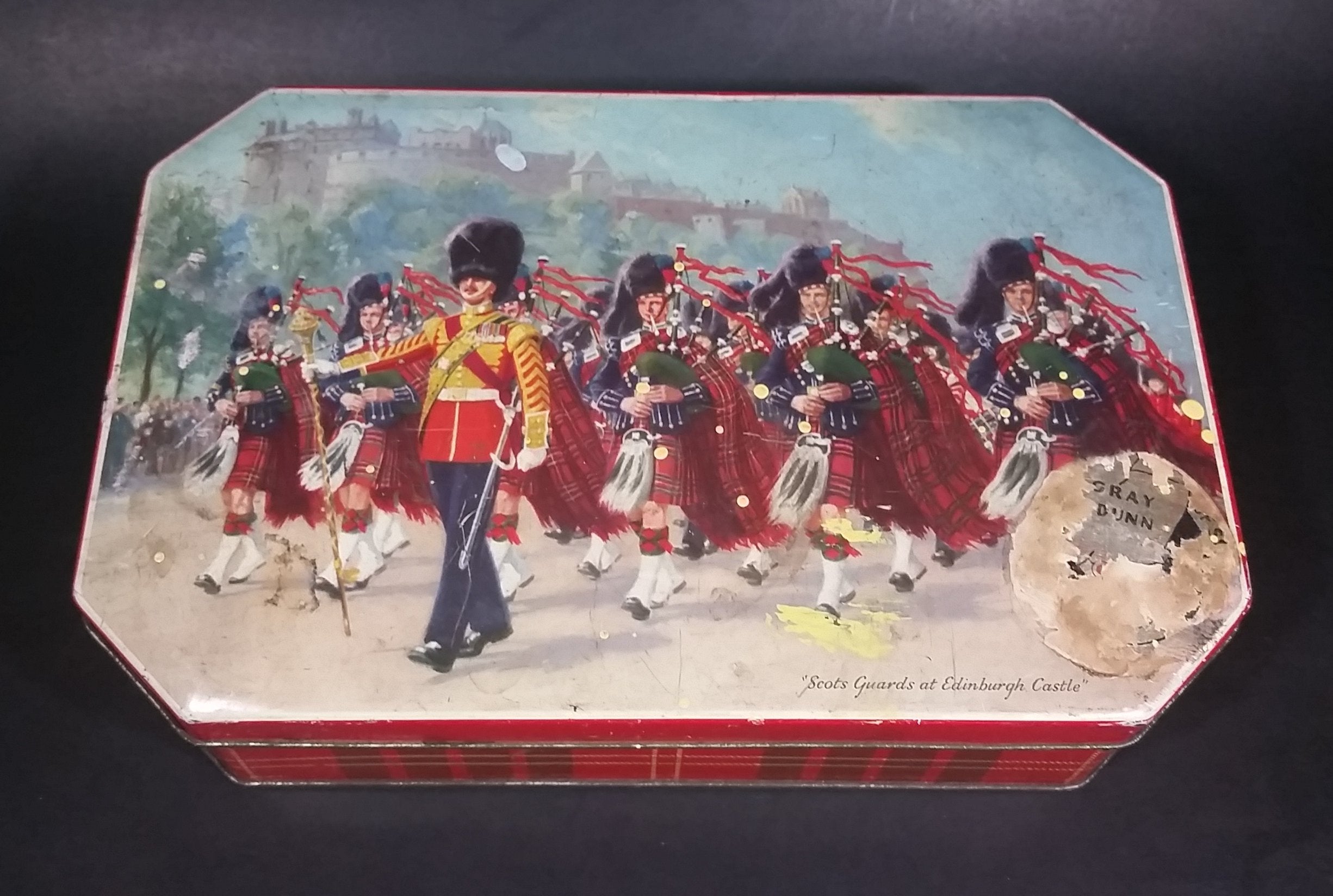 Vintage Gray and Dunn 'Scots Guards at Edinburgh Castle' Biscuits Cookie Tin - Hinged 2