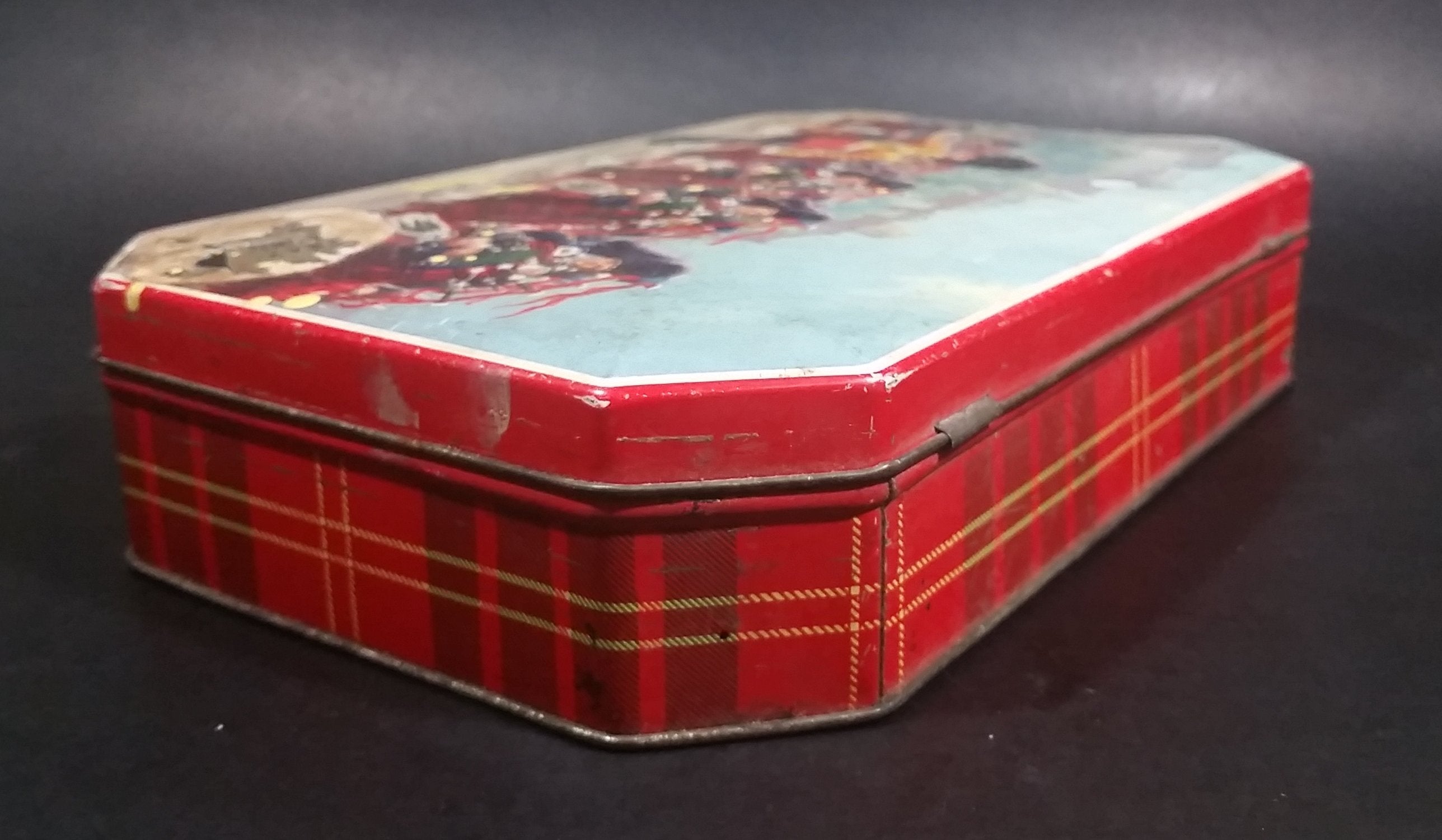 Vintage Gray and Dunn 'Scots Guards at Edinburgh Castle' Biscuits Cookie Tin - Hinged 8