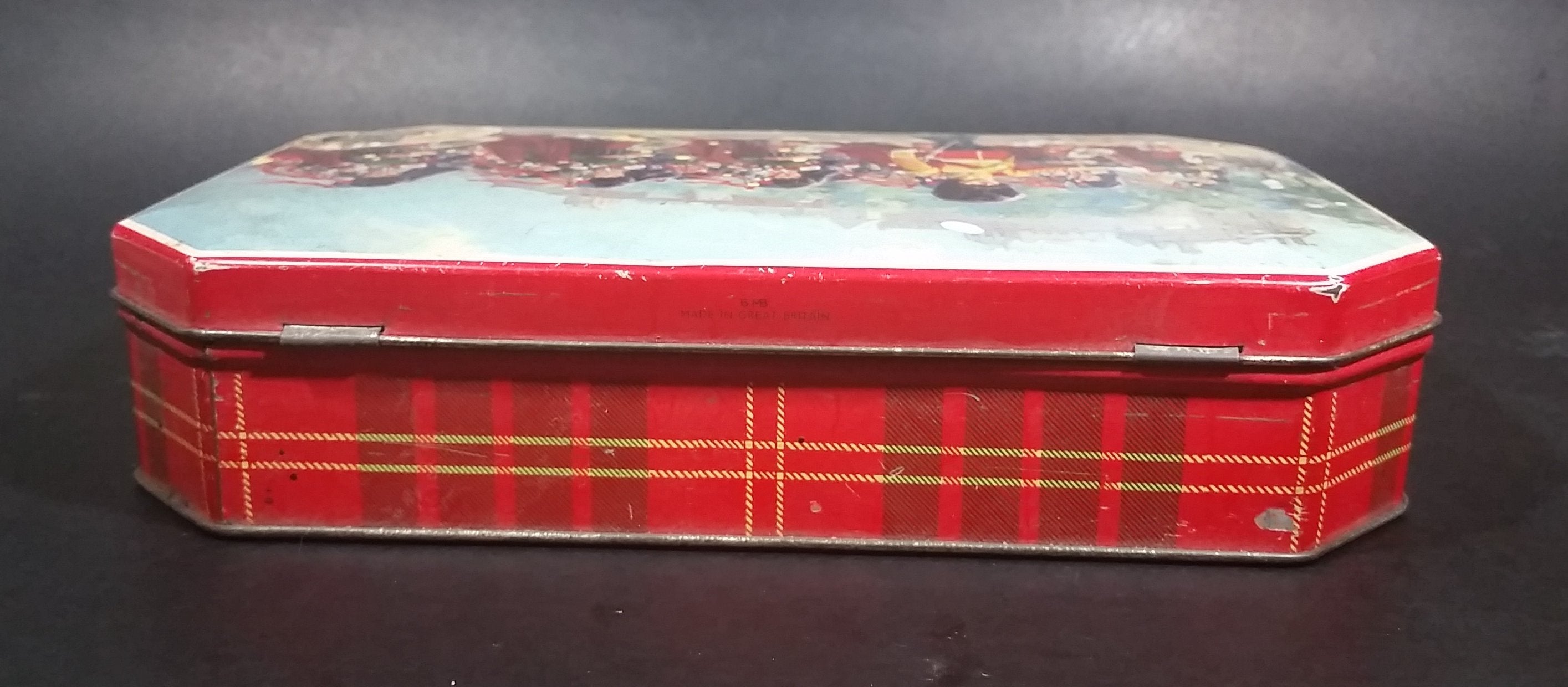 Vintage Gray and Dunn 'Scots Guards at Edinburgh Castle' Biscuits Cookie Tin - Hinged 9