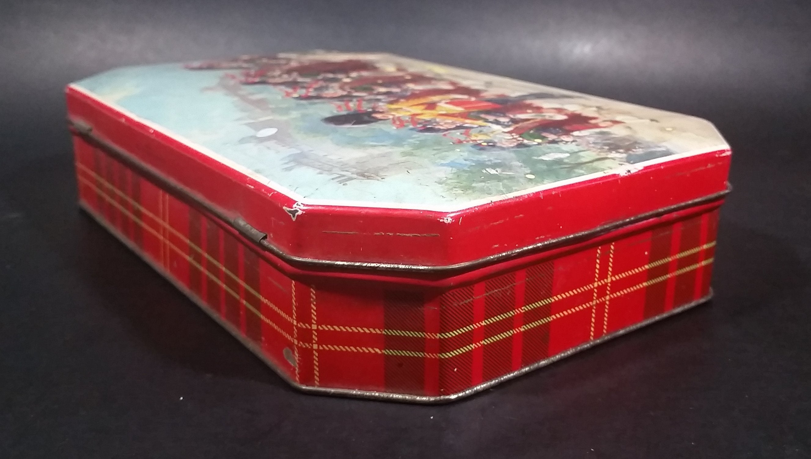 Vintage Gray and Dunn 'Scots Guards at Edinburgh Castle' Biscuits Cookie Tin - Hinged 11