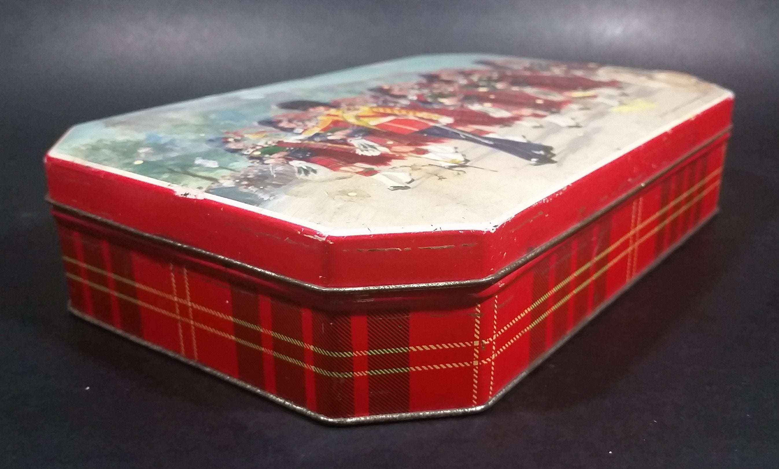 Vintage Gray and Dunn 'Scots Guards at Edinburgh Castle' Biscuits Cookie Tin - Hinged 13