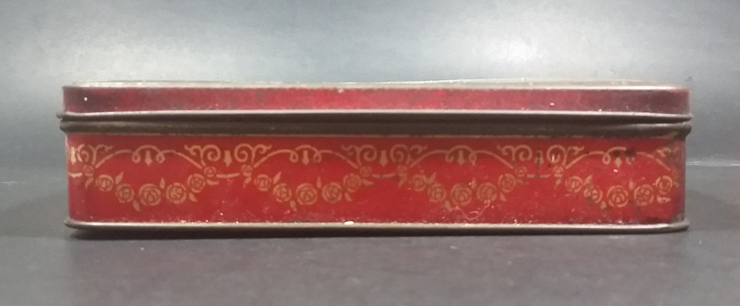 Antiques 1931 Carr & Co. Carlisle Biscuits "A Summer Song" Courting Scene Biscuits Tin 4