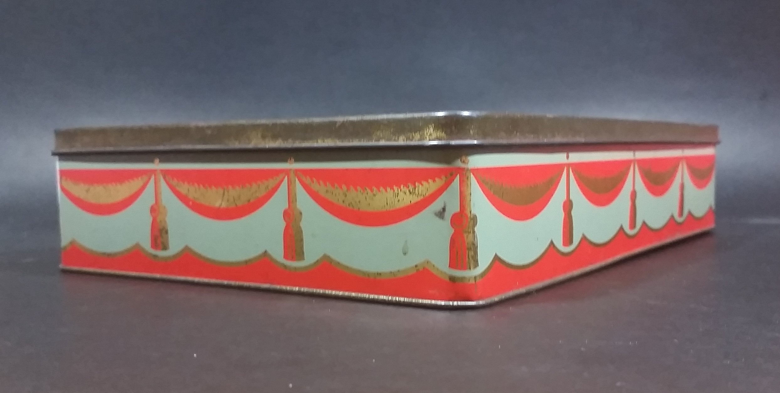 1952 Edward Sharp & Sons Ltd. Queen Elizabeth II & The Duke of Edinburgh Biscuits Tin 4