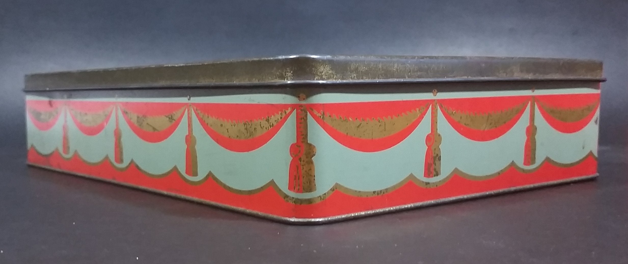 1952 Edward Sharp & Sons Ltd. Queen Elizabeth II & The Duke of Edinburgh Biscuits Tin 10