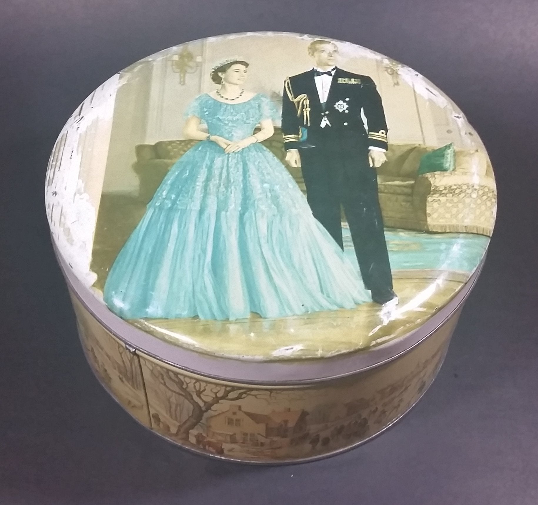 1953 Huntley & Palmers Queen Elizabeth II & The Duke of Edinburgh Biscuits Tin 3