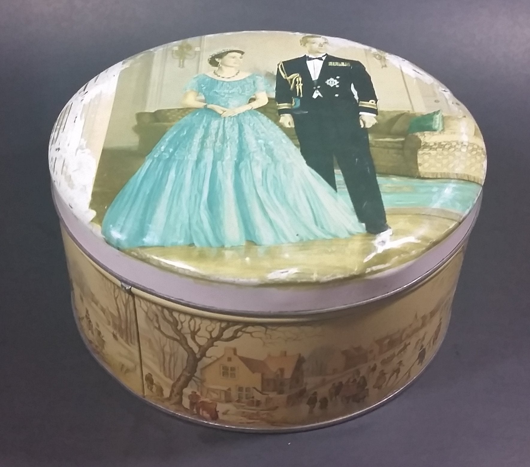 1953 Huntley & Palmers Queen Elizabeth II & The Duke of Edinburgh Biscuits Tin 4