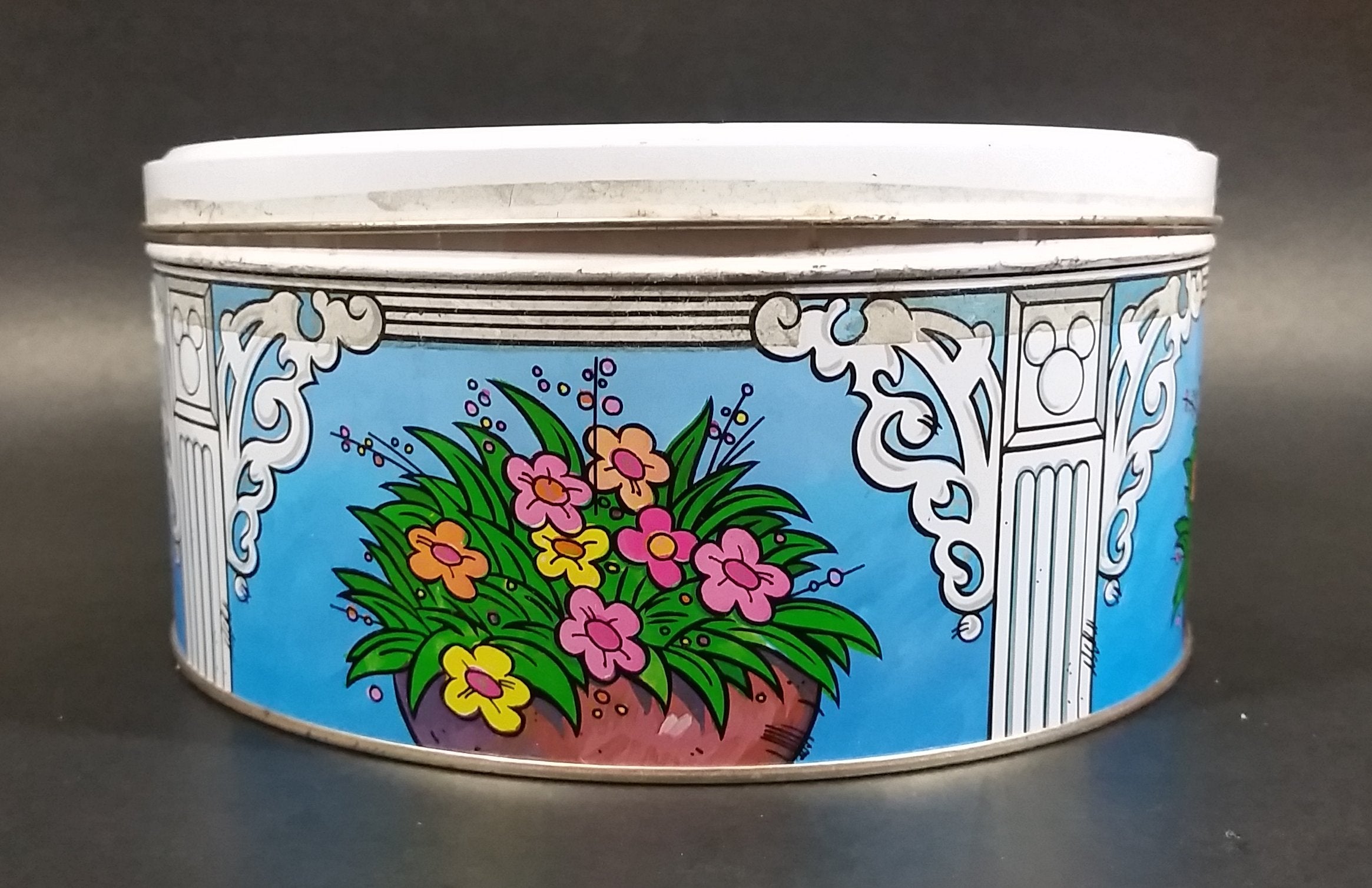 Rare Vintage Disney Mickey Mouse & Minnie Mouse in a Red Classic Car Round Tin Container 8
