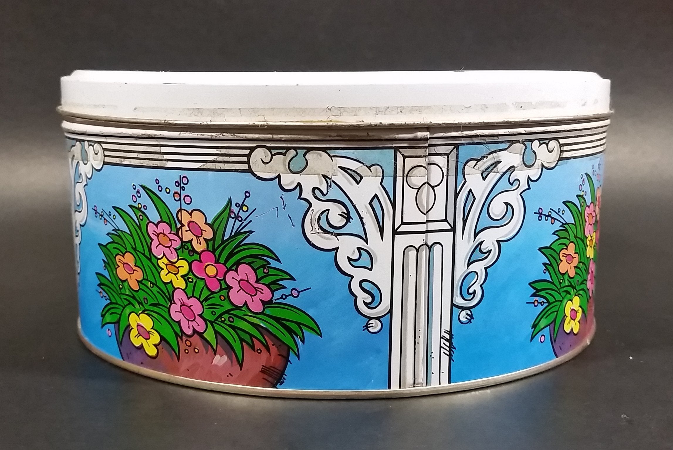 Rare Vintage Disney Mickey Mouse & Minnie Mouse in a Red Classic Car Round Tin Container 10