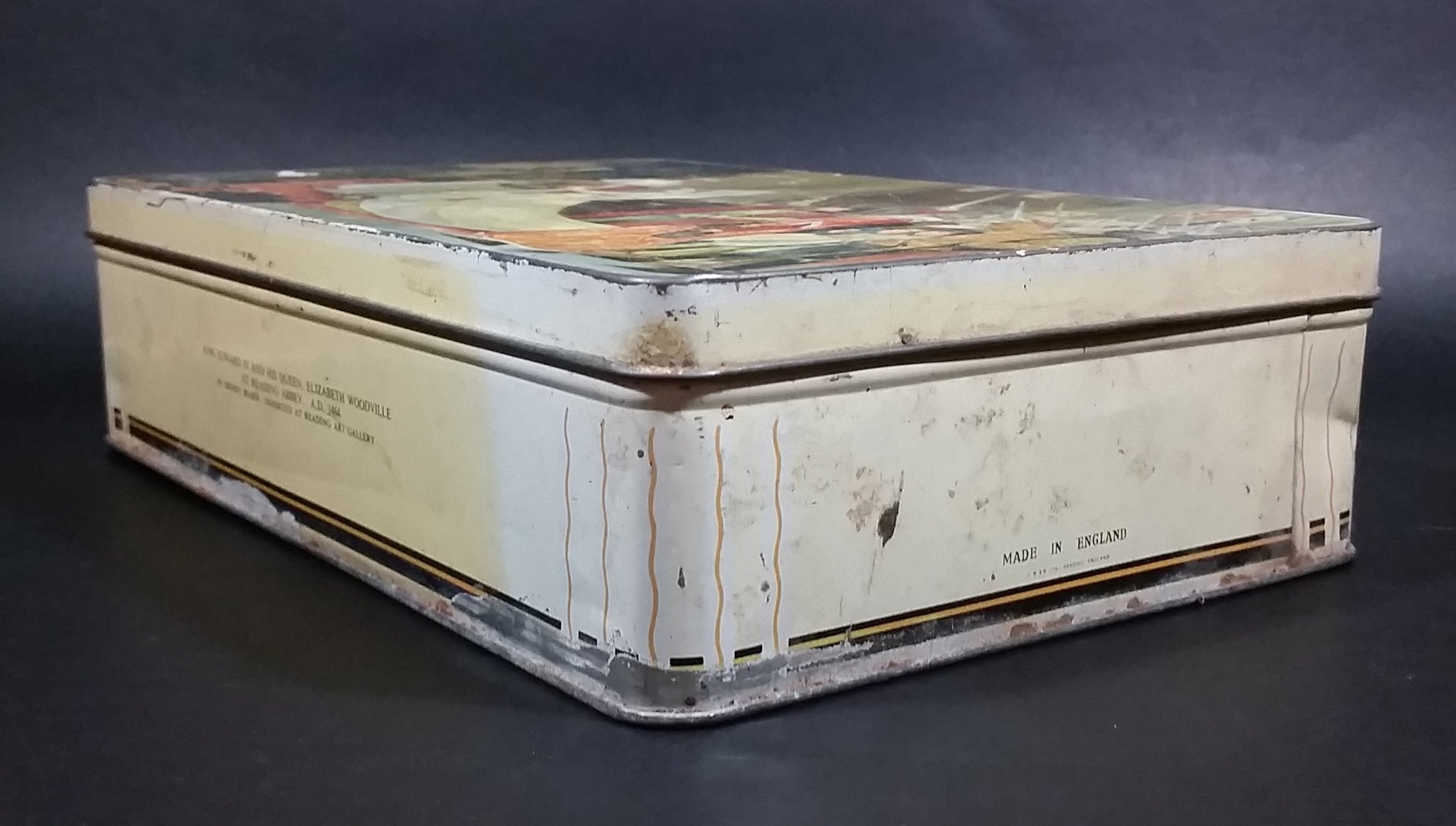 Rare Huntley & Palmers King Edward IV and His Queen, Elizabeth Woodville At Reading Abbey A.D. 1464 Biscuits Tin 4