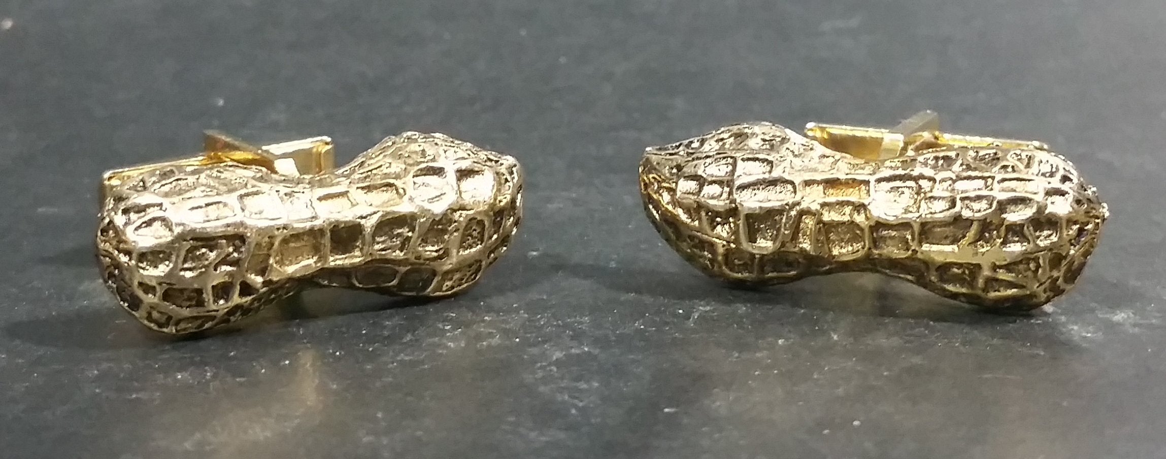 Vintage Peanut Shell Shaped Gold Tone Cufflinks - Patent. 2.974.381