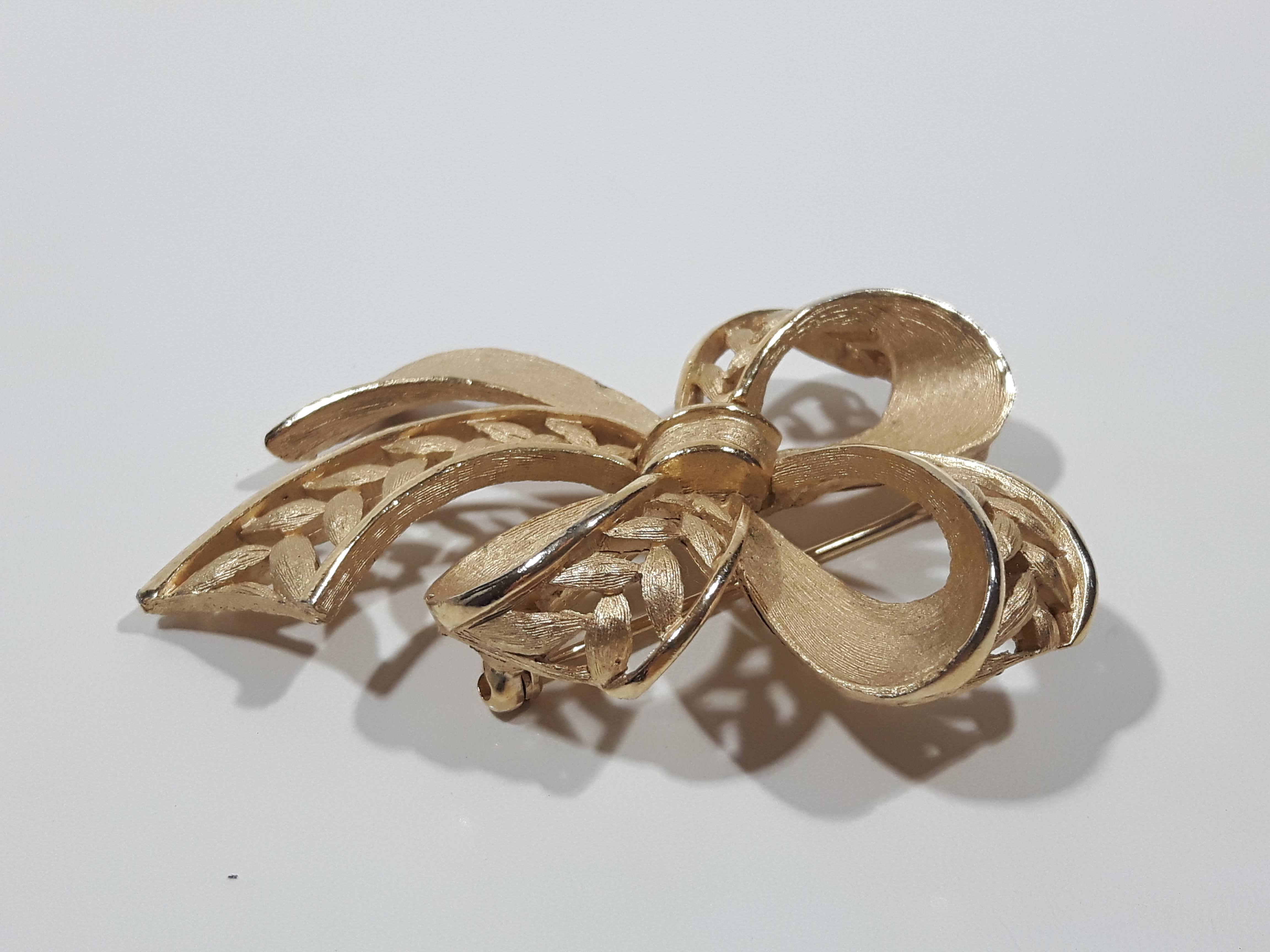 Twisted Ribbon Shaped 1 1/2" x 2 3/4" Metal Brooch Pin 3