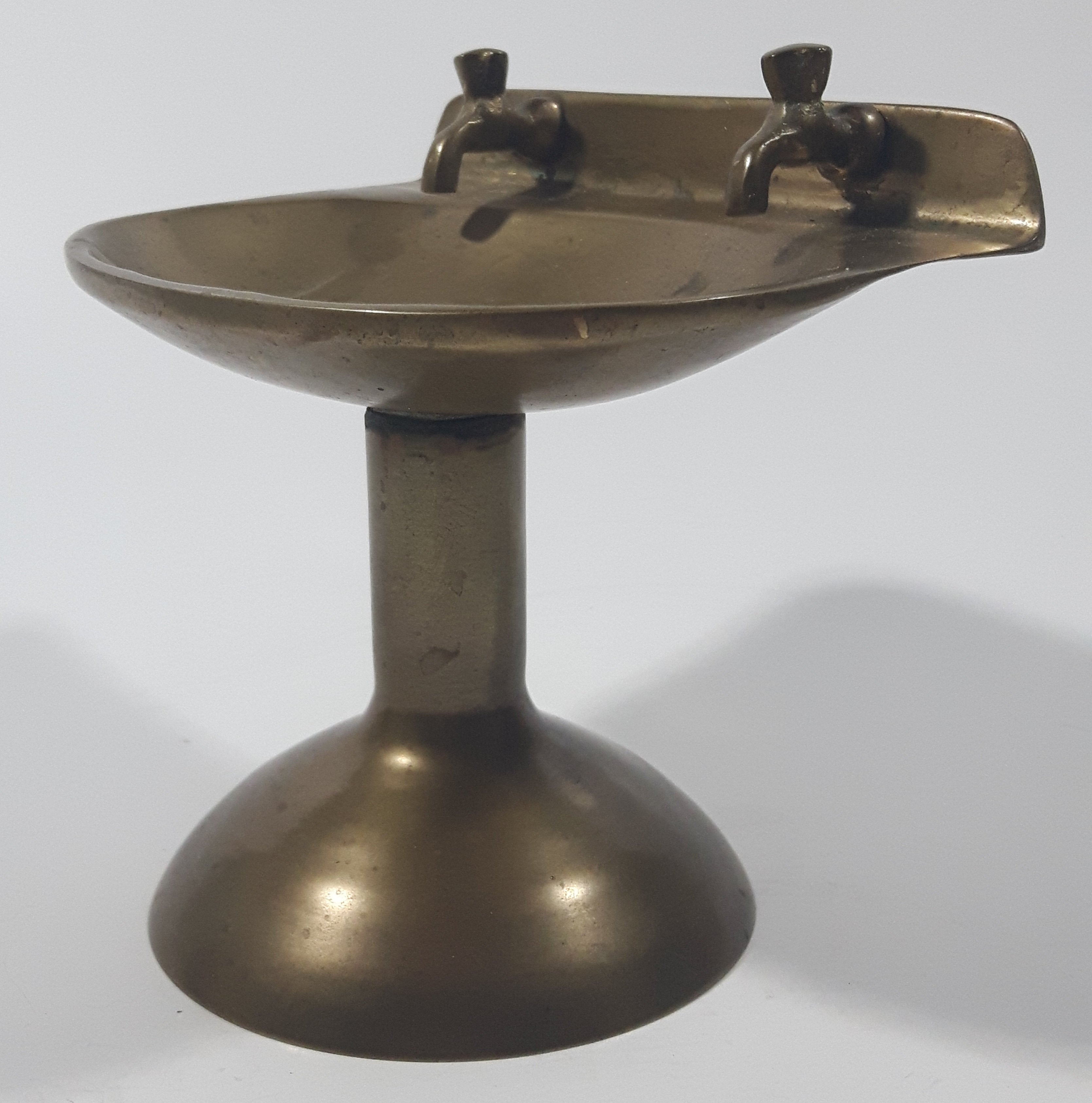 Vintage Pedestal Sink Shaped 4 3/8" Tall Brass Metal Soap Dish 3