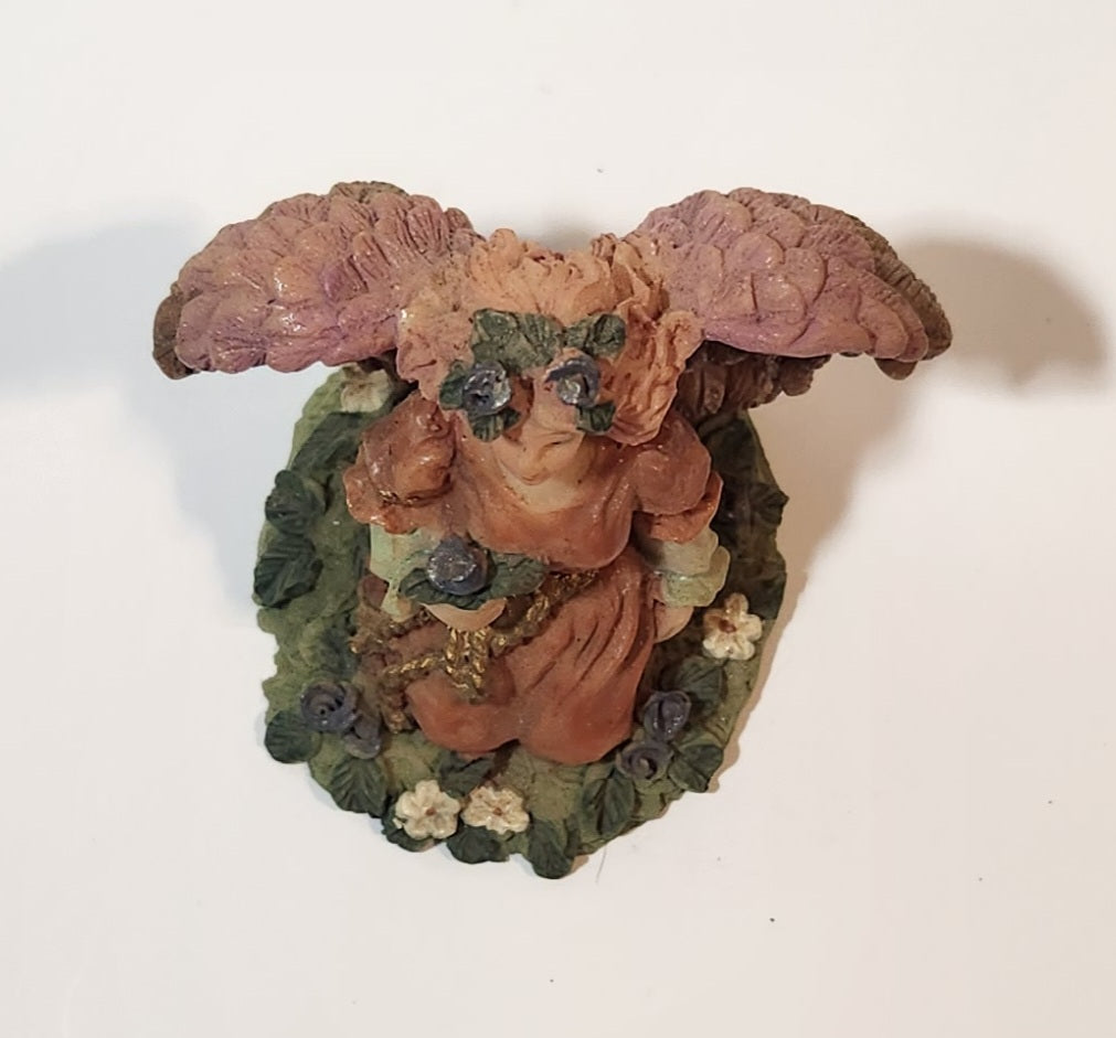 Angel Kneeling in Flower Garden 2 1/2" Resin Figurine 9