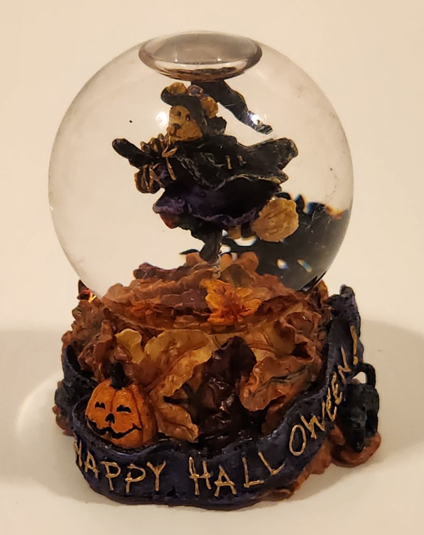 2001 Boyds Bear & Friends The Bearstone Collection Halloween Tabitha's Ride Batty Flight Resin Snow Globe #393006 2