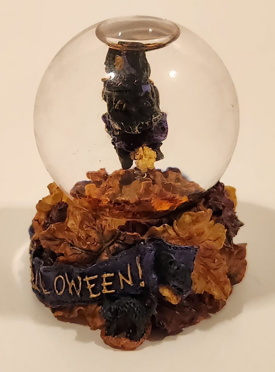 2001 Boyds Bear & Friends The Bearstone Collection Halloween Tabitha's Ride Batty Flight Resin Snow Globe #393006 3