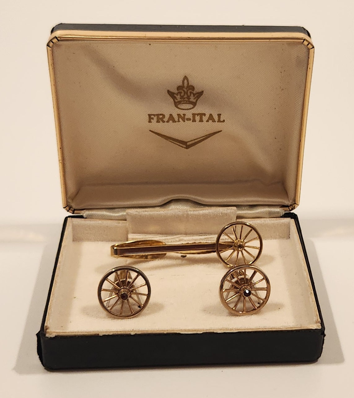 Vintage Hickok USA Spinning Moving Chuck Wagon Wheel Gold Tone Cufflinks and Tie Tack In Fran-Ital Case