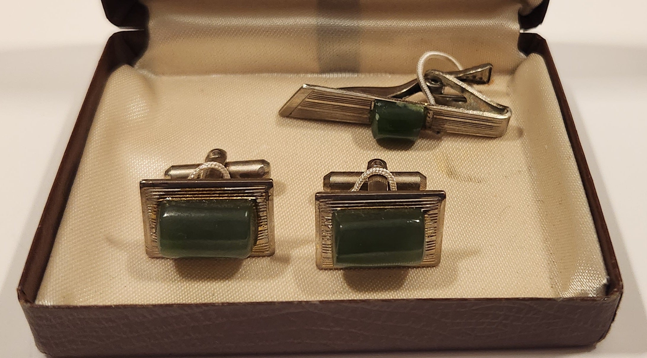 Rare Vintage Imperial Green Jade Sterling Silver Tone Cufflinks and Tie Tack In Case 3