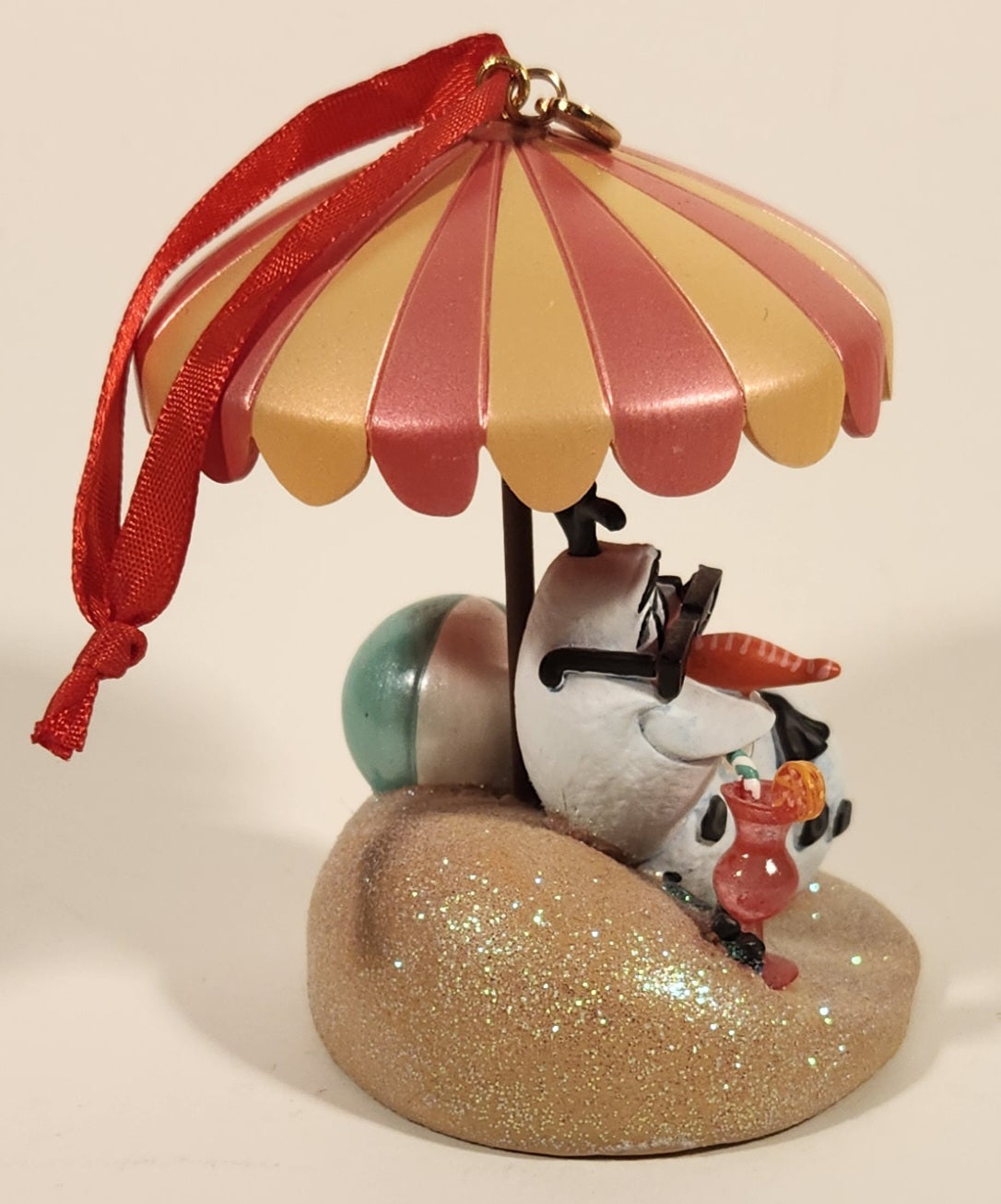 2014 Disney Frozen Olaf Chillin' In The Sunshine On The Beach Drinking Under An Umbrella 5/8" Resin Hanging Figure 4